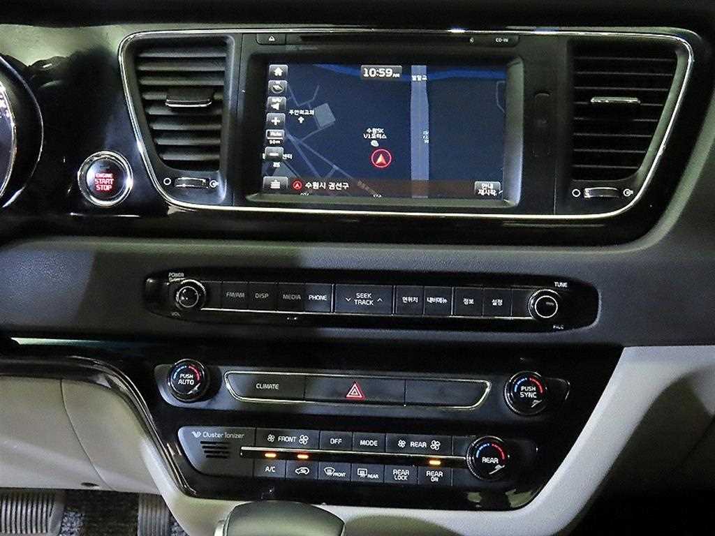KIA Carnival - Vista 11