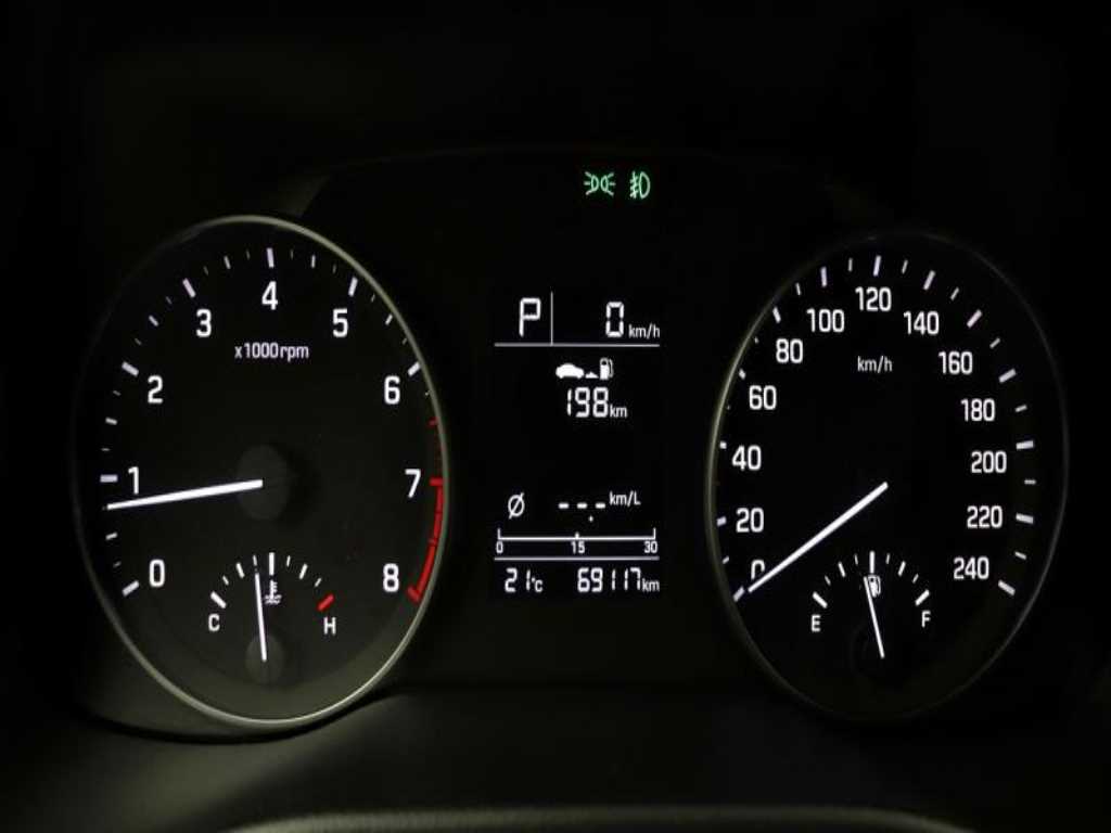 HYUNDAI Avante - Vista 10