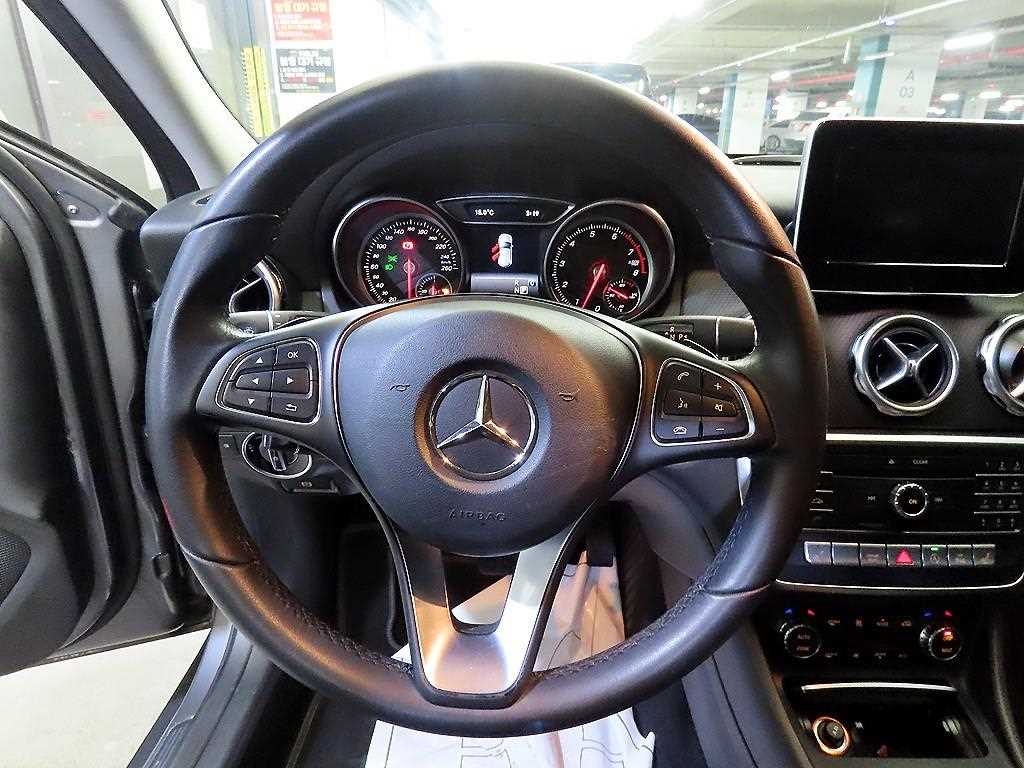 Mercedes Benz GLA Class - Vista 8