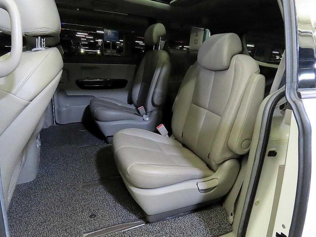 KIA Carnival - Vista 7