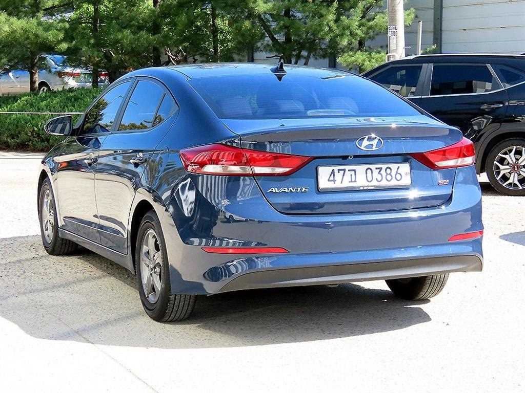 HYUNDAI Avante - Vista 3
