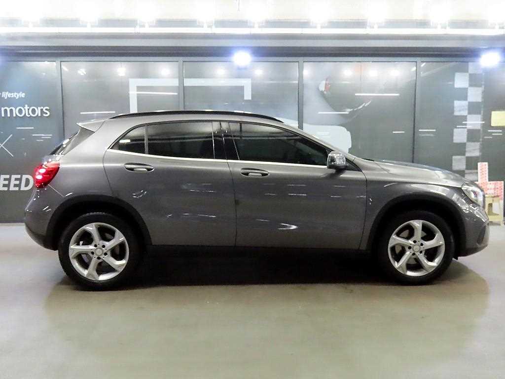 Mercedes Benz GLA Class - Vista 3