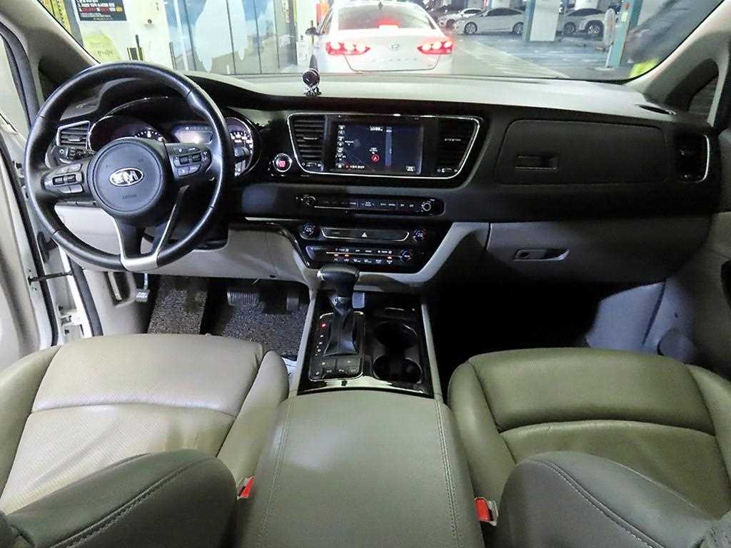 KIA Carnival - Vista 10