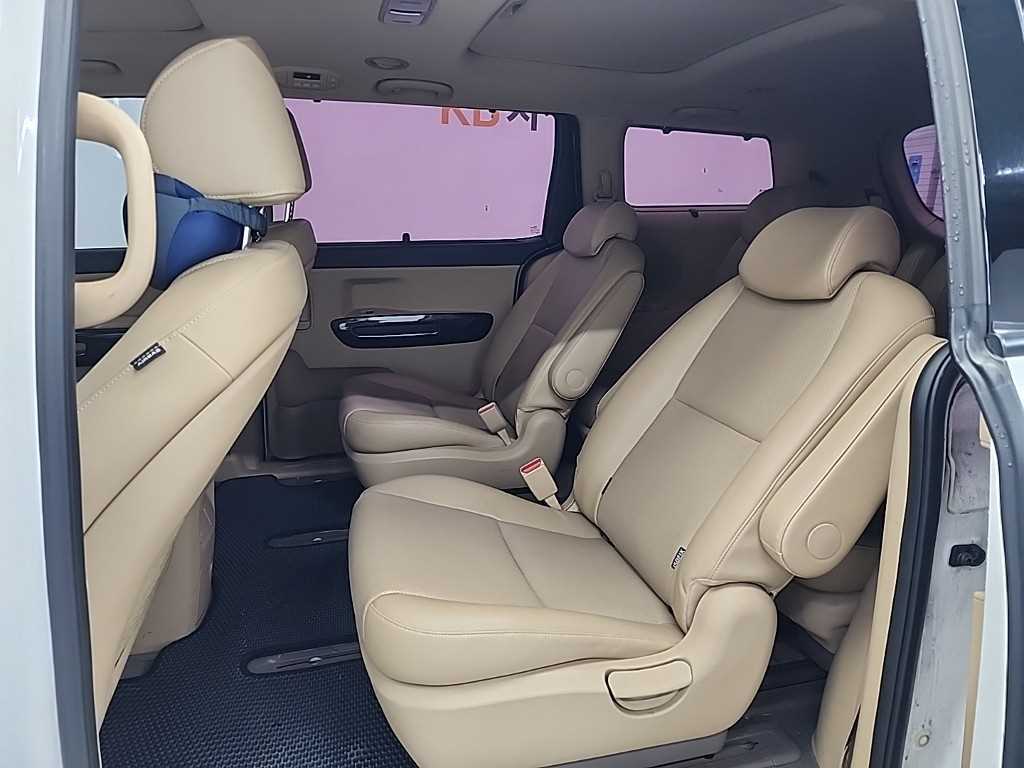 KIA Carnival - Vista 12