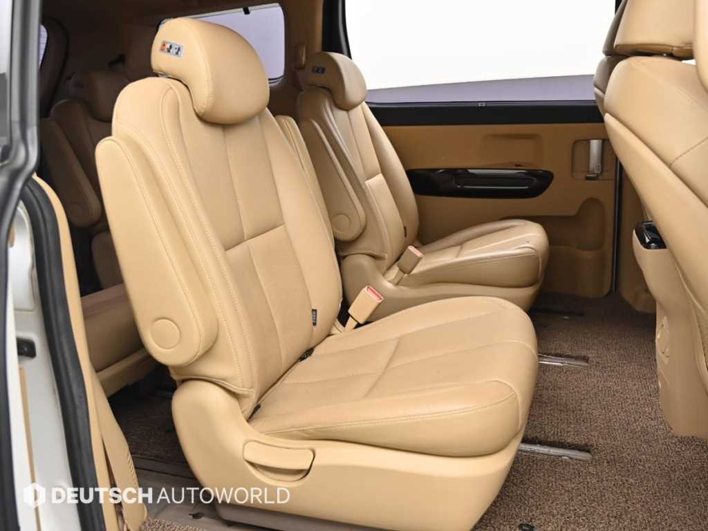 KIA Carnival - Vista 12