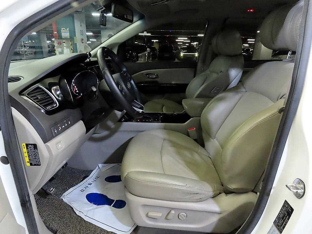 KIA Carnival - Vista 6