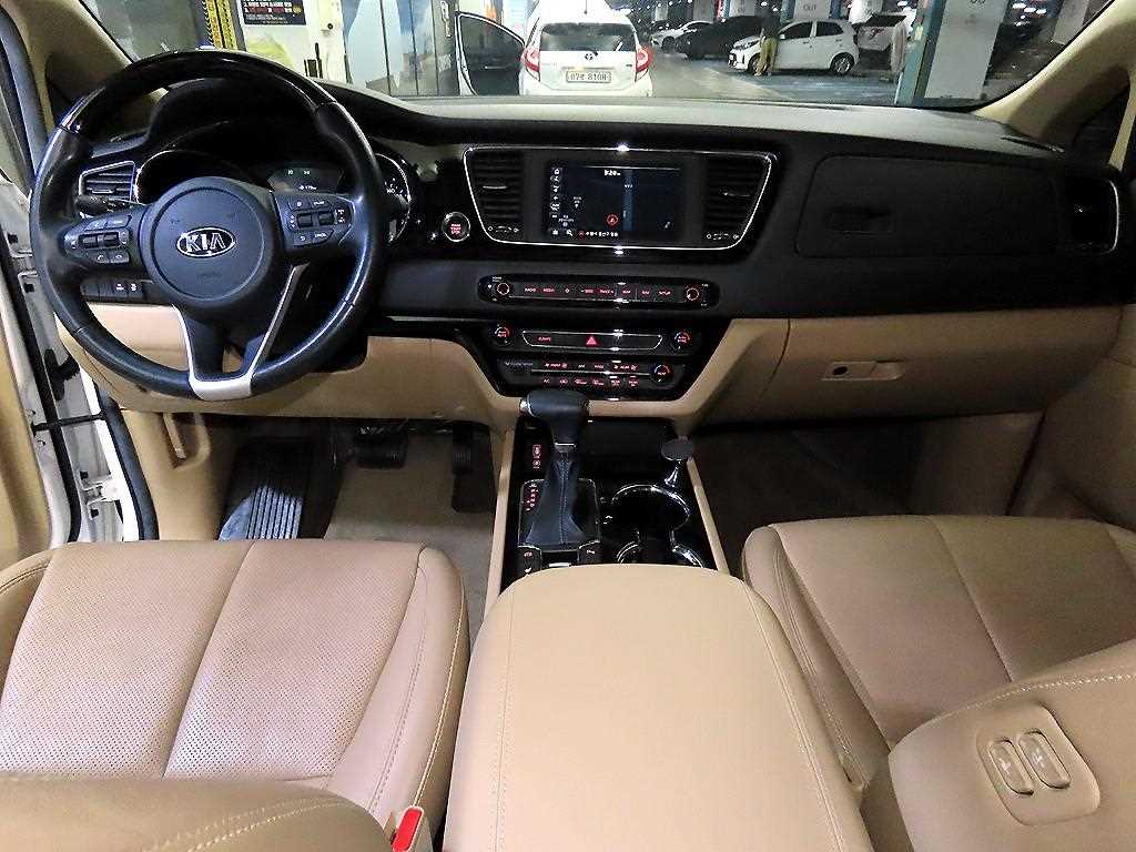 KIA Carnival - Vista 10