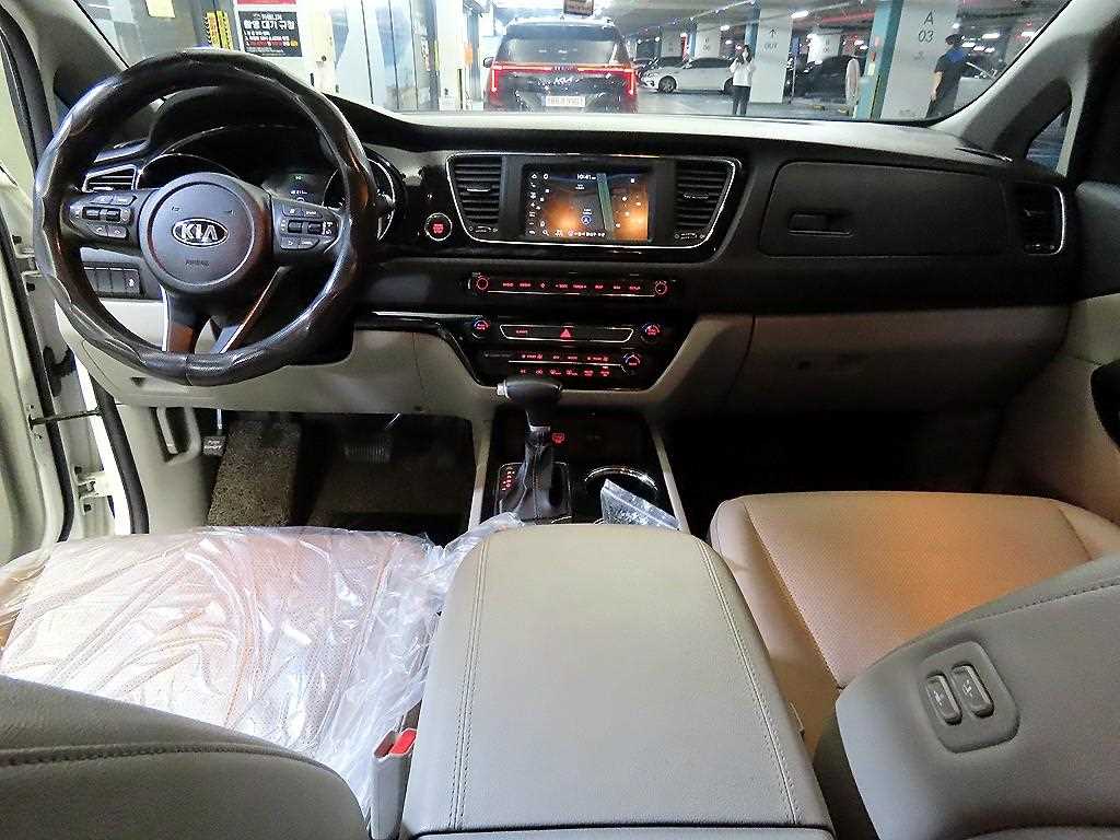 KIA Carnival - Vista 10