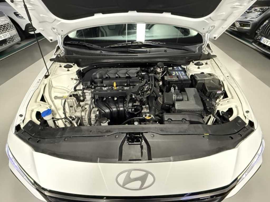 HYUNDAI Avante - Vista 5