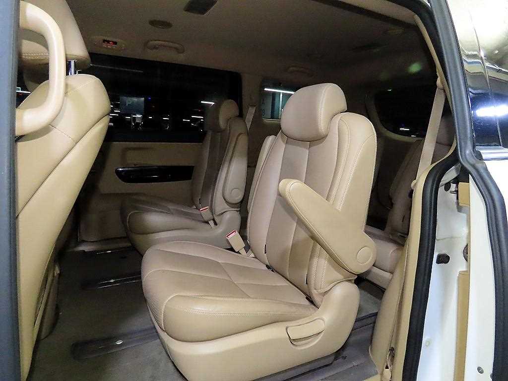KIA Carnival - Vista 7