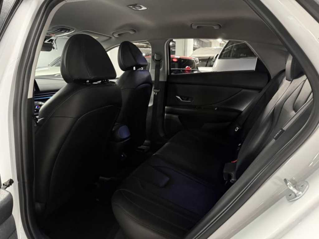 HYUNDAI Avante - Vista 10