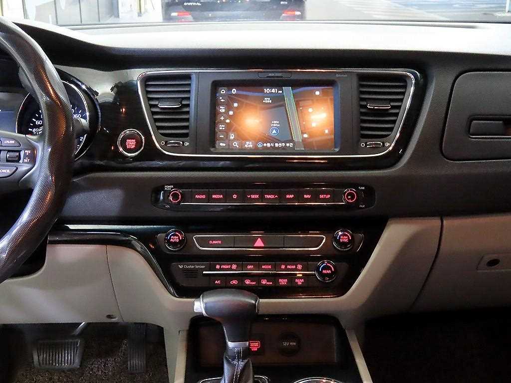 KIA Carnival - Vista 11