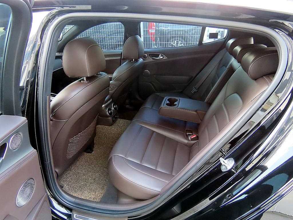 KIA Stinger - Vista 6