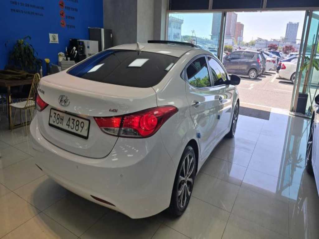 HYUNDAI Avante - Vista 4