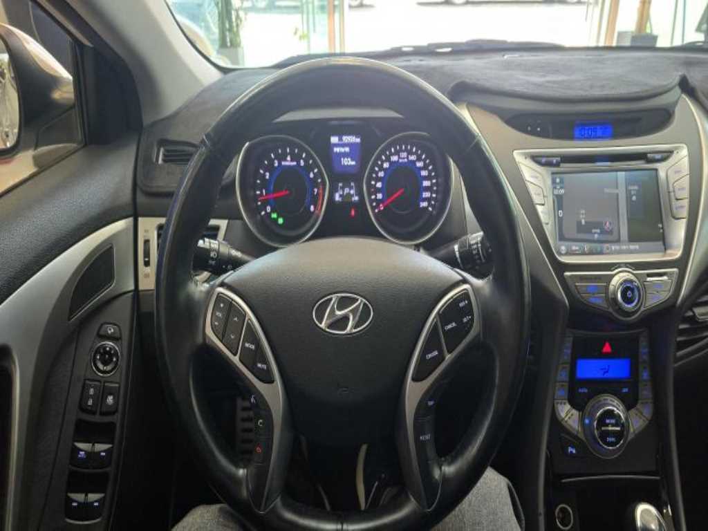 HYUNDAI Avante - Vista 8