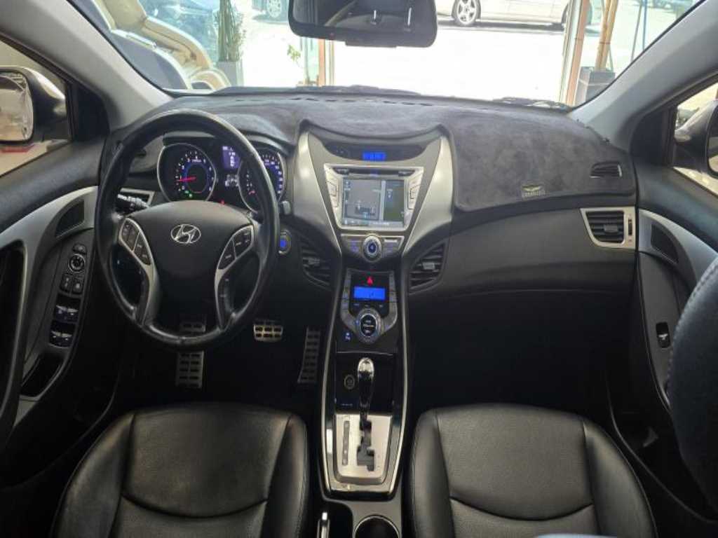 HYUNDAI Avante - Vista 12