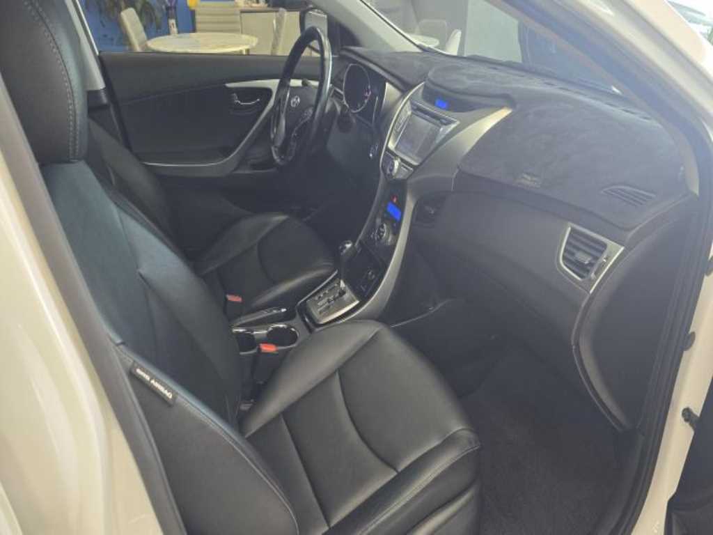 HYUNDAI Avante - Vista 11