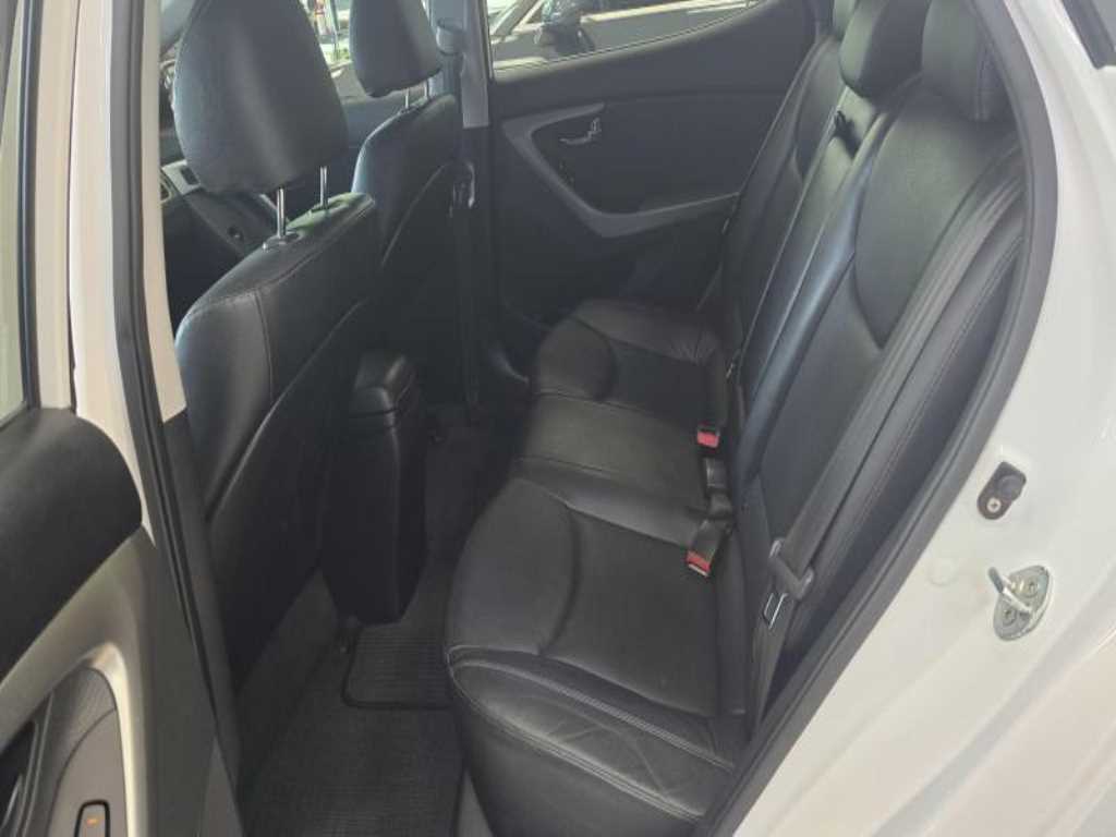 HYUNDAI Avante - Vista 10