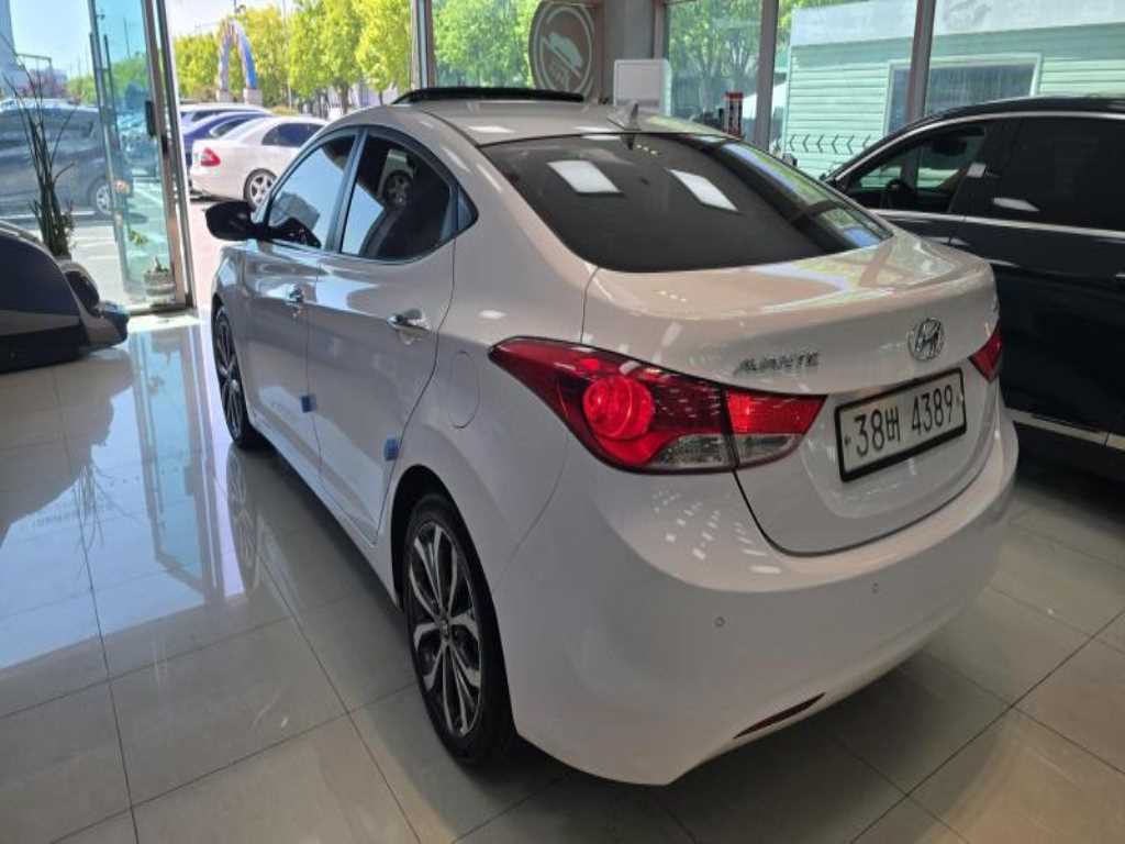 HYUNDAI Avante - Vista 3