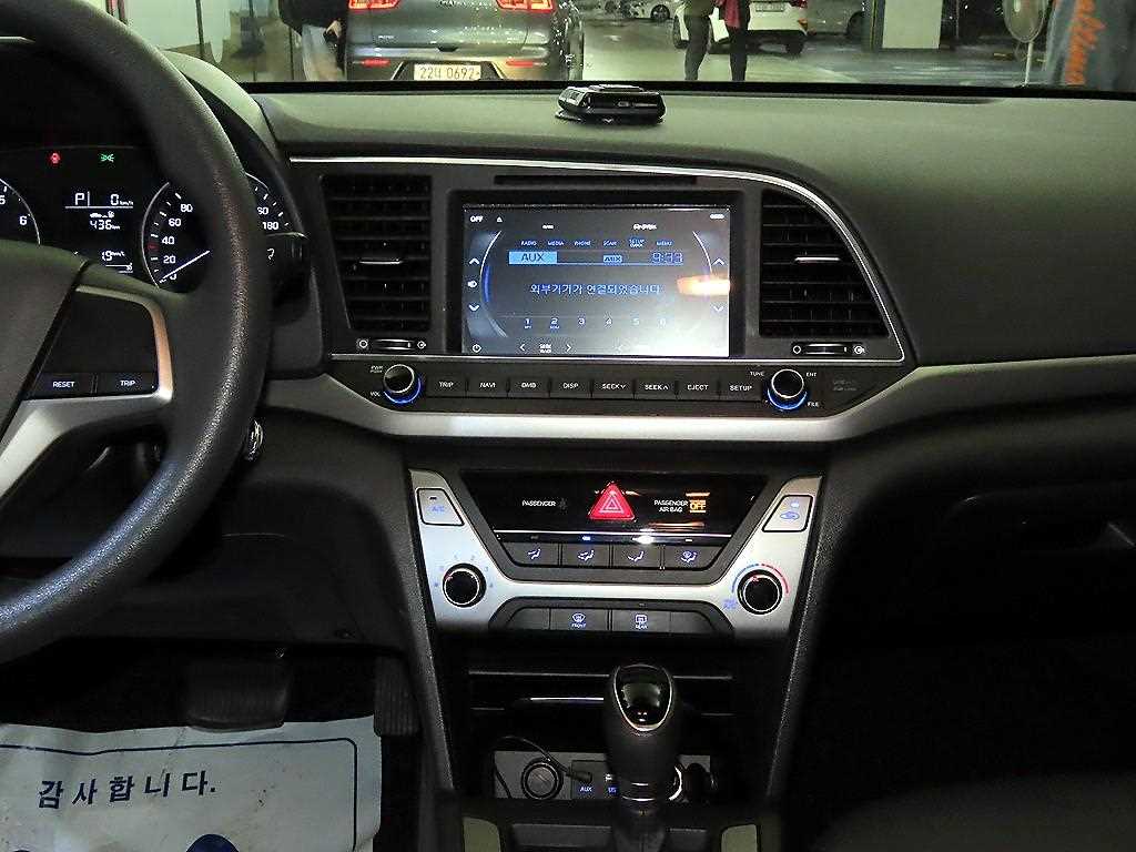 HYUNDAI Avante - Vista 11