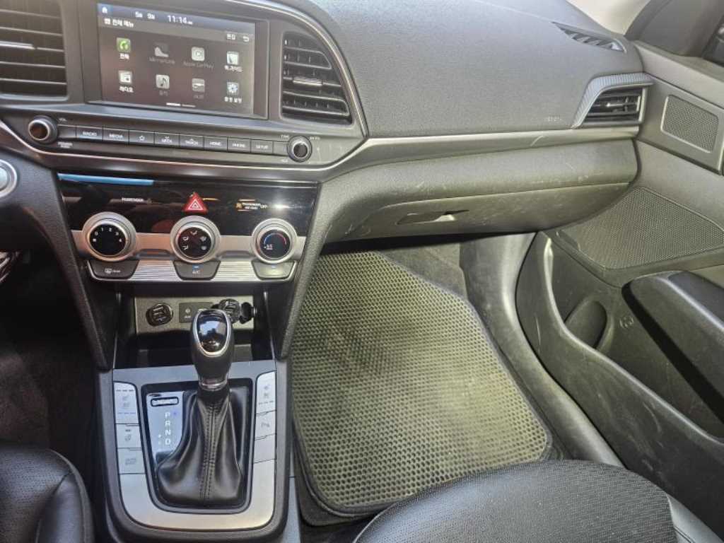 HYUNDAI Avante - Vista 10