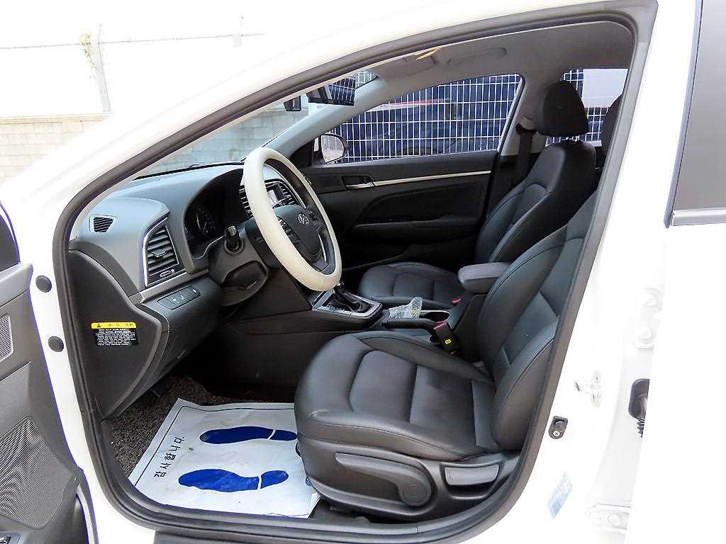 HYUNDAI Avante - Vista 5