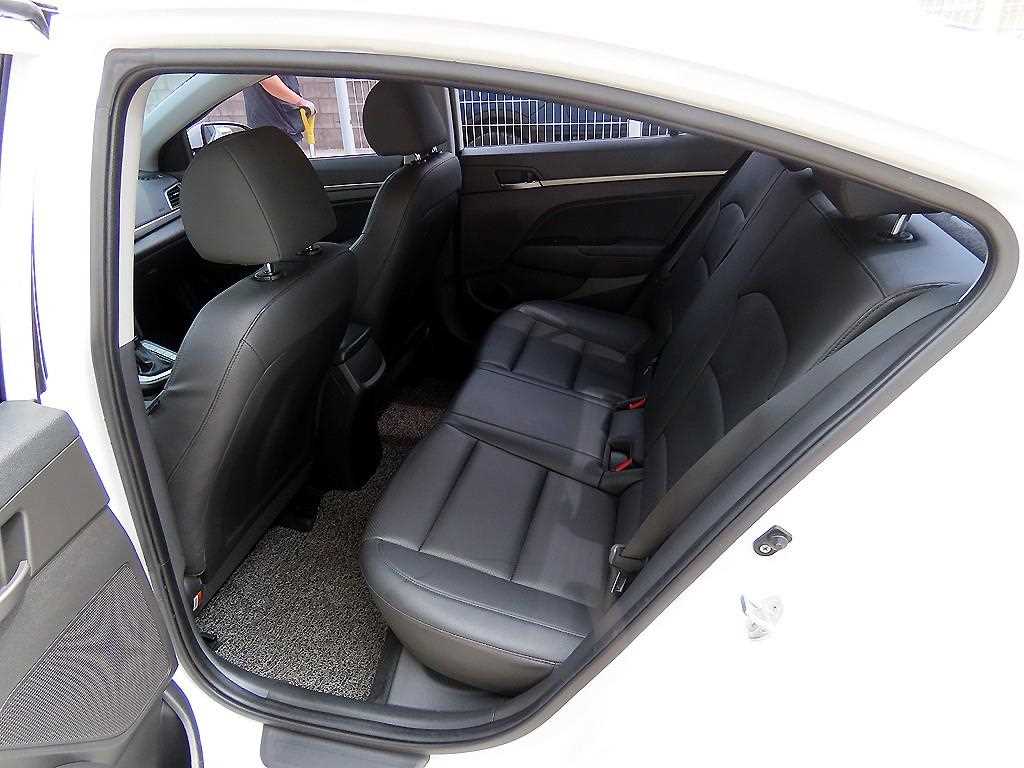 HYUNDAI Avante - Vista 6