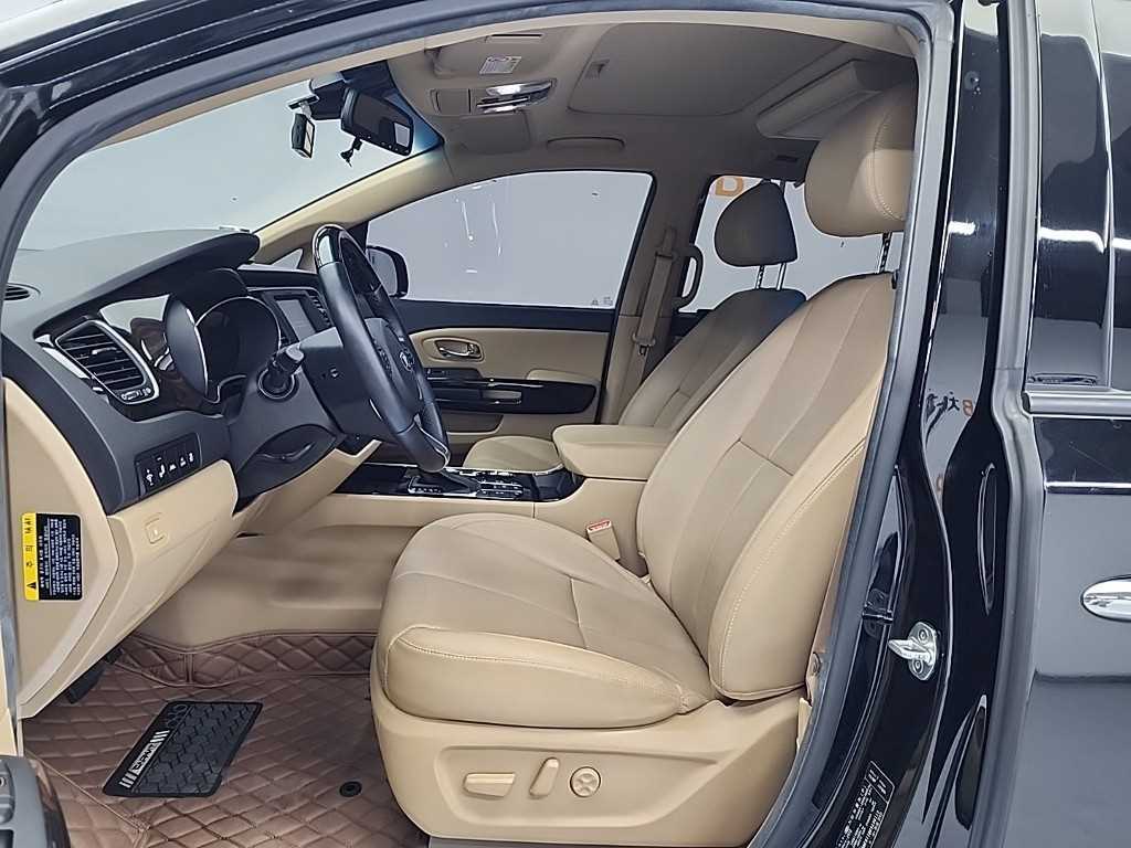 KIA Carnival - Vista 11