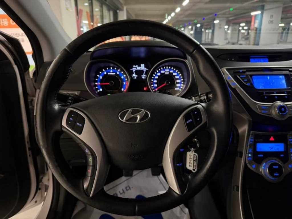 HYUNDAI Avante - Vista 8