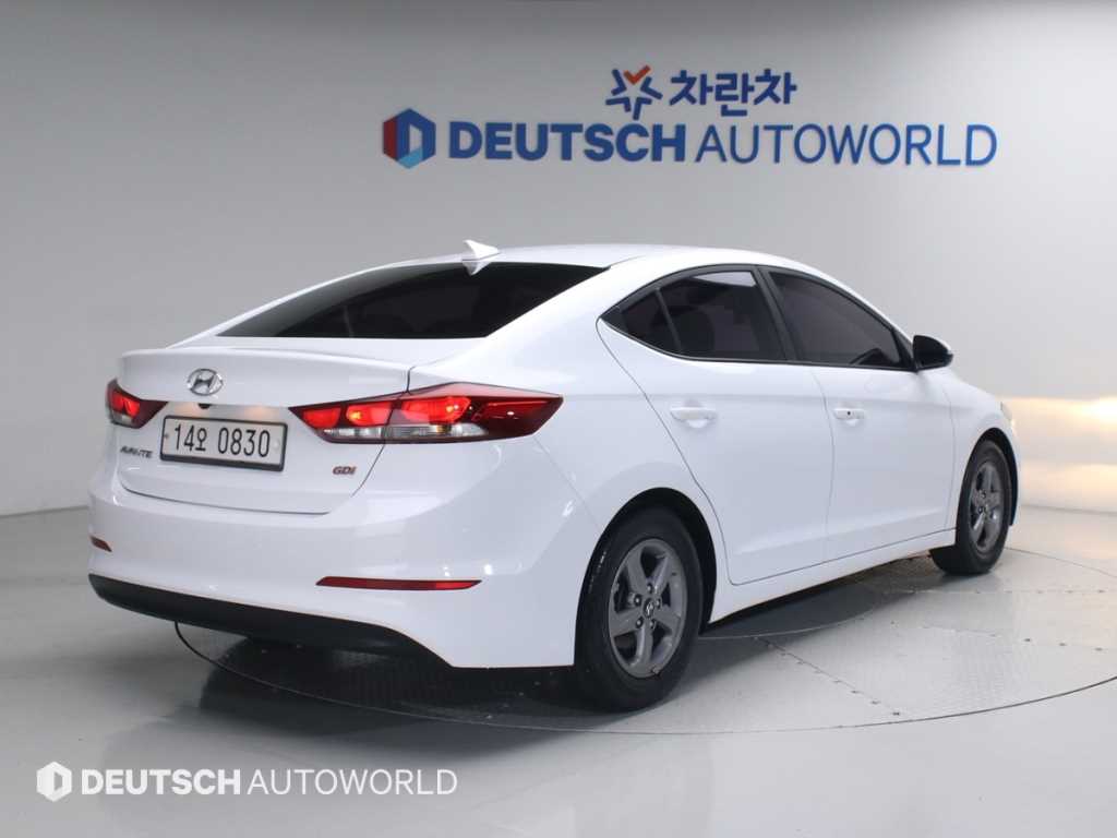 HYUNDAI Avante - Vista 2