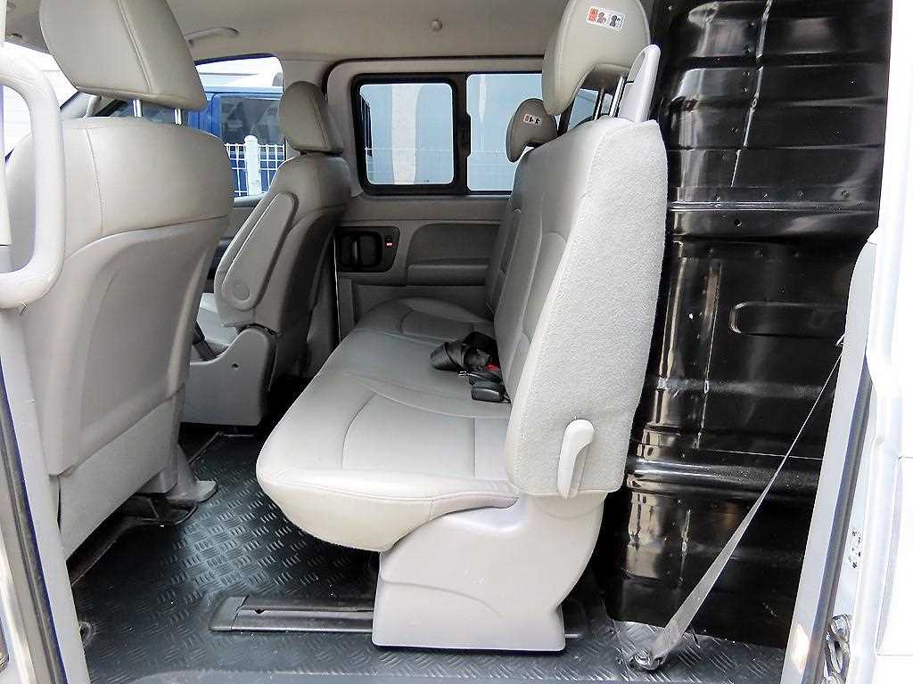 HYUNDAI Starex - Vista 6