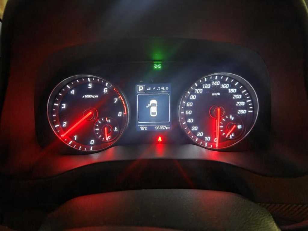 HYUNDAI Avante - Vista 3