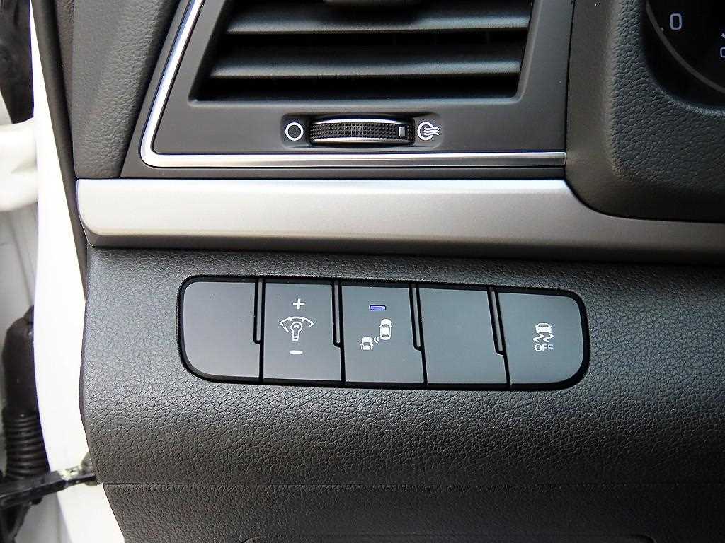 HYUNDAI Avante - Vista 12