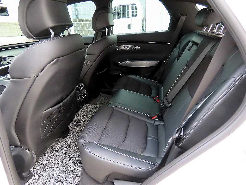 Genesis GV70 - Vista 6