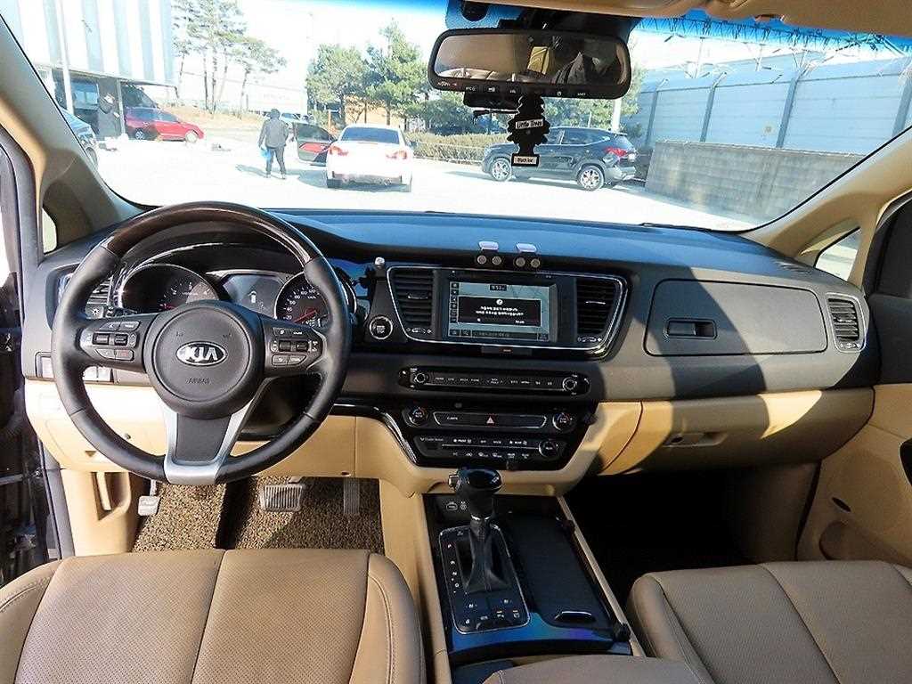 KIA Carnival - Vista 7