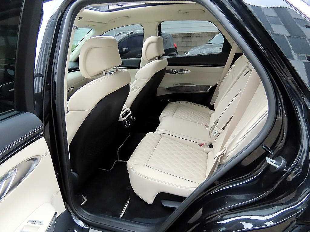 Genesis GV70 - Vista 6