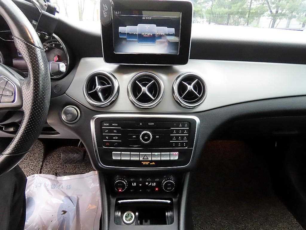 Mercedes Benz GLA Class - Vista 12