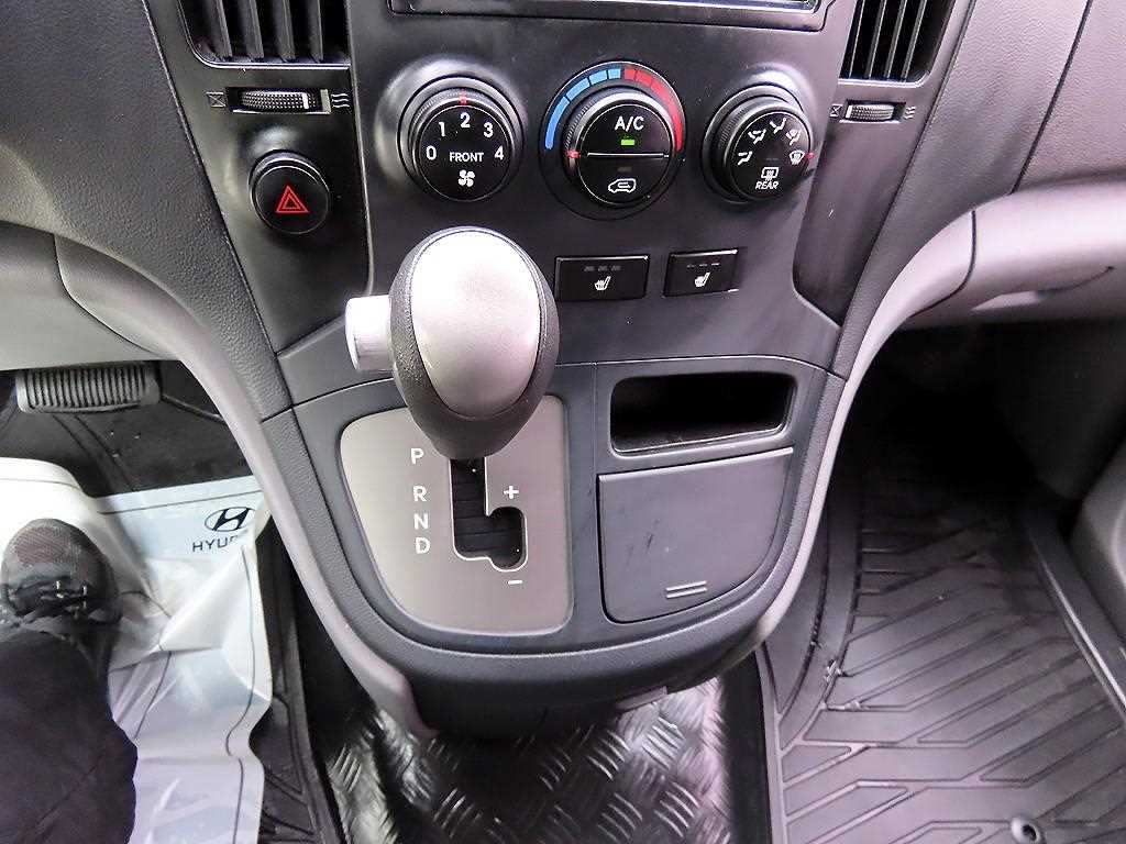 HYUNDAI Starex - Vista 10