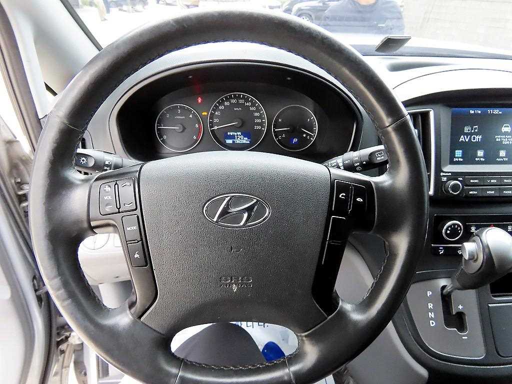 HYUNDAI Starex - Vista 8