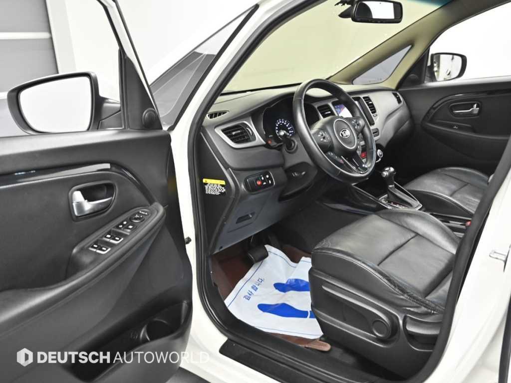 KIA Carens - Vista 11