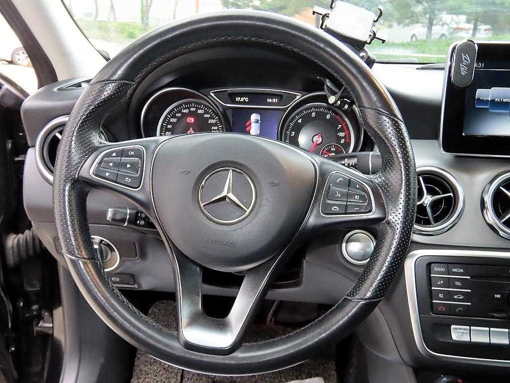 Mercedes Benz GLA Class - Vista 8