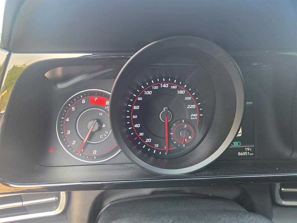 HYUNDAI Avante - Vista 9