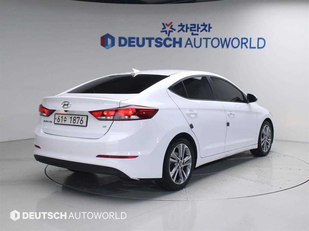 HYUNDAI Avante - Vista 3