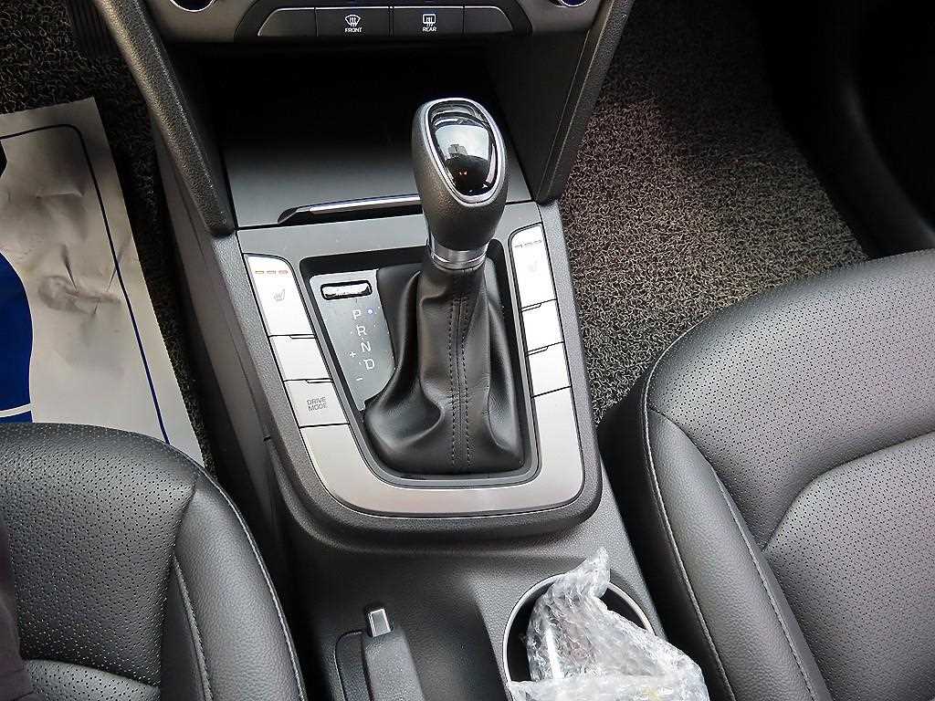 HYUNDAI Avante - Vista 10