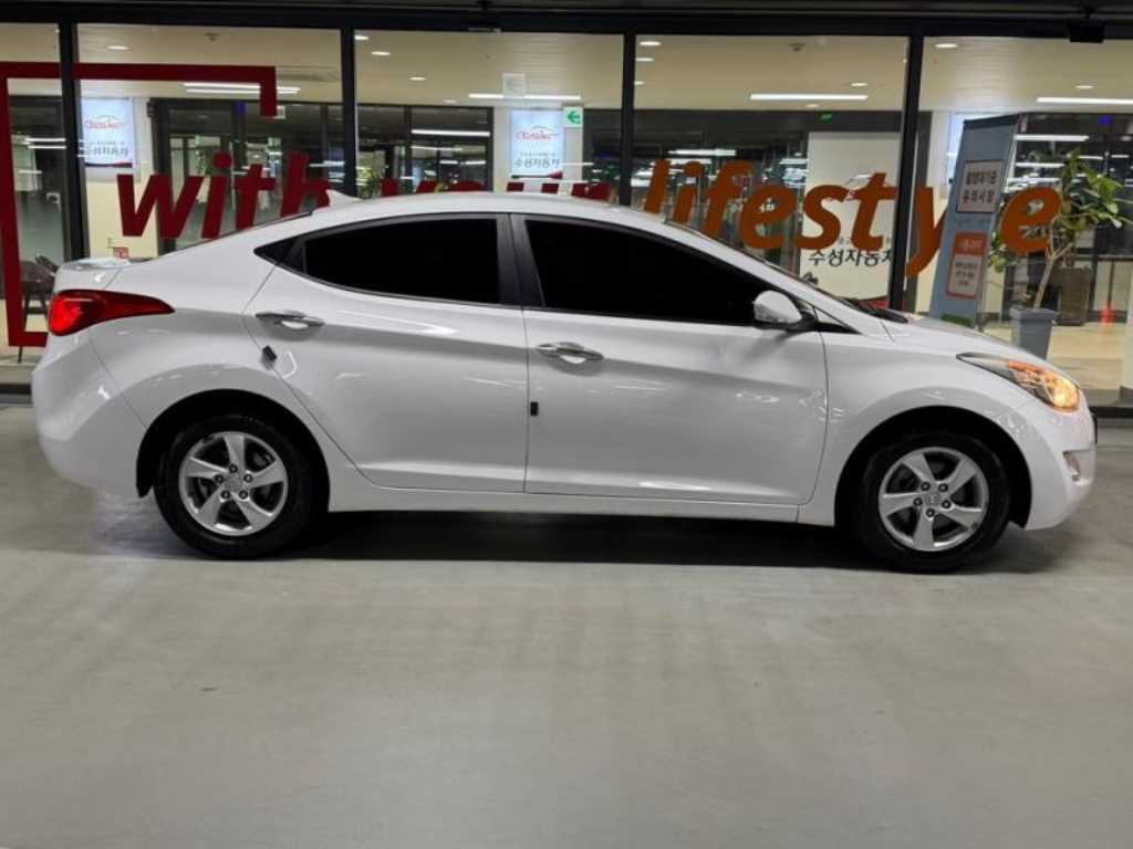 HYUNDAI Avante - Vista 3