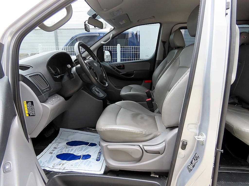 HYUNDAI Starex - Vista 5