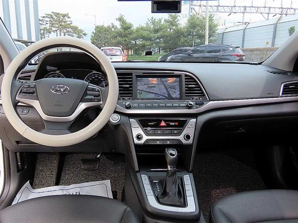 HYUNDAI Avante - Vista 7