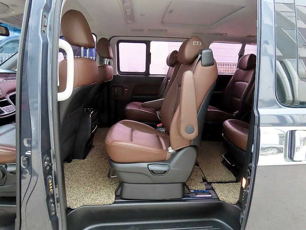 HYUNDAI Starex - Vista 6