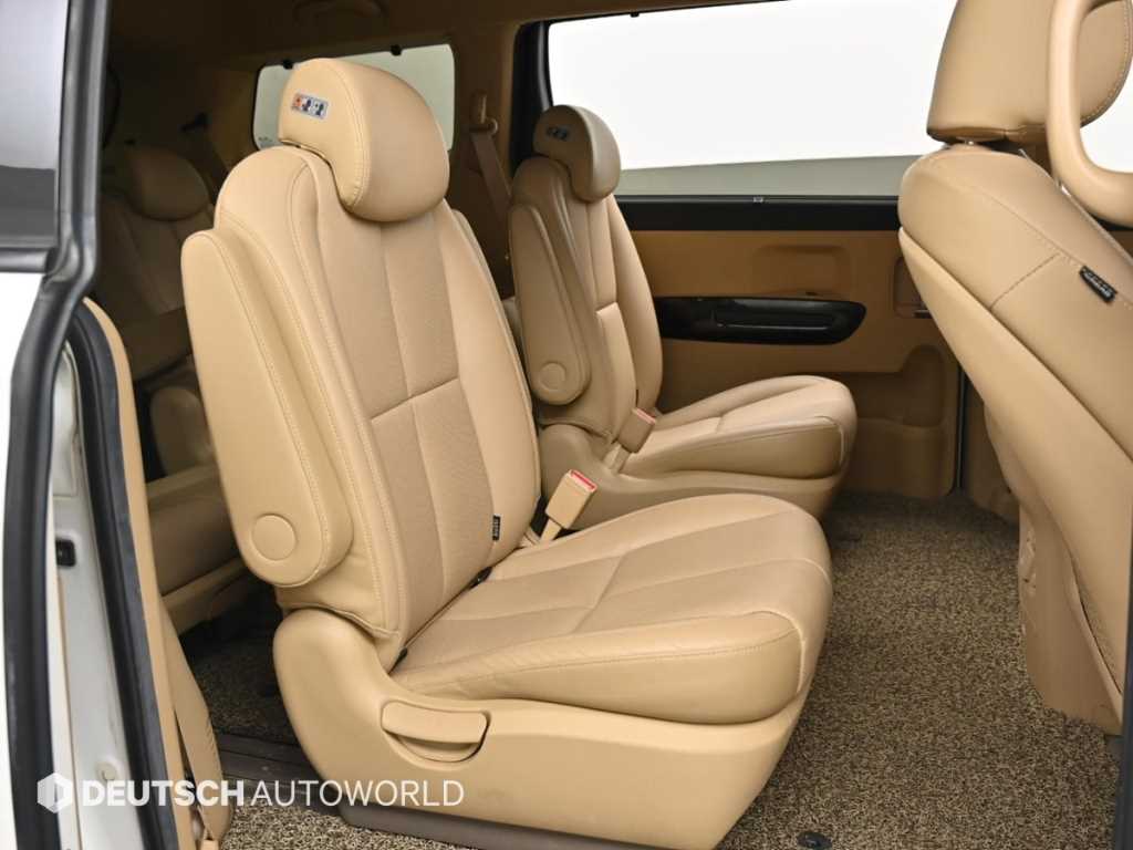 KIA Carnival - Vista 12