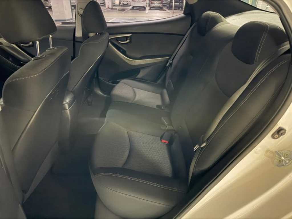 HYUNDAI Avante - Vista 7